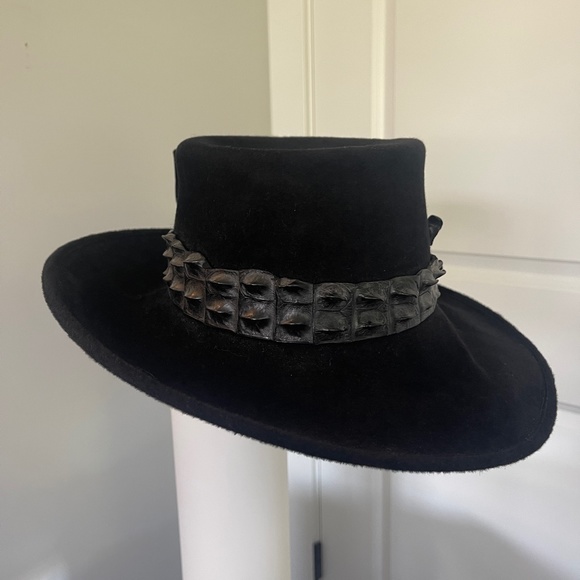 Philip Treacy Accessories - Stunning Philip Treacy Felt Crocodile Hat